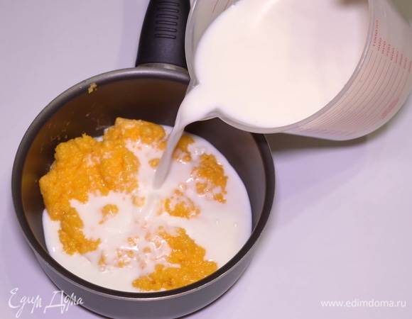 Переливаем эту массу в сотейник, добавляем понемногу молоко и хорошо размешиваем венчиком до однородного состояния.