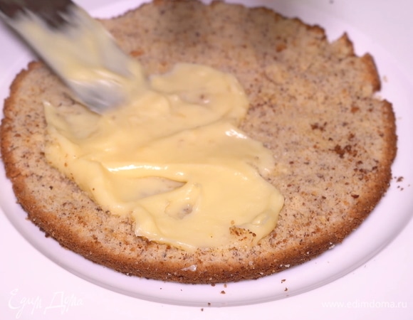 Нарезаем бисквит на 3 коржа. На блюдо кладем первый корж, смазываем приготовленным кремом, накрываем вторым коржом и так собираем весь торт.