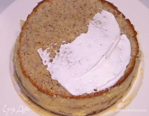 Смазываем бока и поверхность торта взбитыми 33% сливками.
