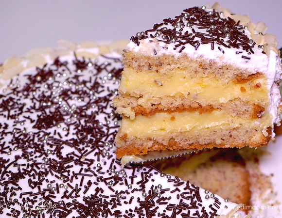 Коржи мягкие, в меру пористые, имеют приятный ореховый аромат. Мои домашние просили побольше крема, поэтому заварного крема здесь и вправду много! Думаю, что этот тортик принесет вашим родным и гостям много радости и украсит ваш праздничный стол. Всем приятного аппетита!