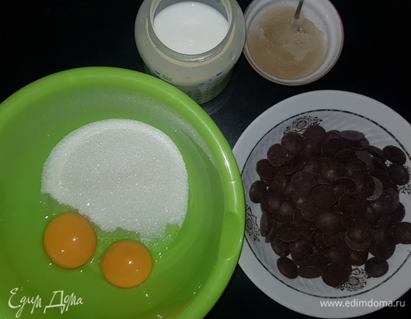 Приготовим темный муссовый слой. Желатин замочить в холодной воде. Перетереть венчиком желтки с сахаром, влить молоко и перемешать до однородного состояния. Выливаем смесь в сотейник и ставим на средний огонь. Доводим смесь до температуры 80–82°C, она должна загустеть, только не кипятить!