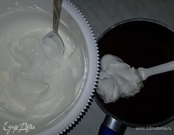 Сливки, чашу для взбивания и венчики заранее охлаждаем. Взбиваем сливки до плотных пиков и аккуратно вводим их лопаткой в остывшую смесь.