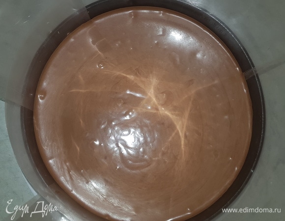 На бисквит выливаем муссовый слой и отправляем в холодильник минимум на 2 часа.