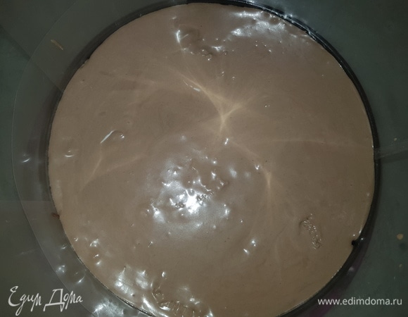 Так же готовим мусс из молочного шоколада. Выливаем его на застывший слой из темного шоколада.