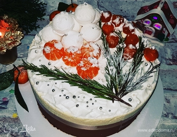 Украшаем торт «снегом», «снежками», мандаринами или по своему желанию. И наслаждаемся мегашоколадным вкусом тортика.