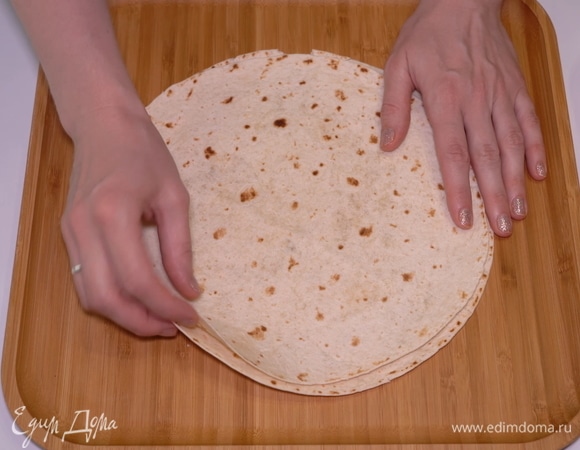Лаваш, который мы обычно используем для этой пиццы, двойной, я еще называю его «с секретом», поэтому разрезаю его пополам.