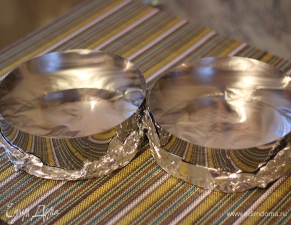 Итак, сделаем яблочное компоте. Замочить желатин в ледяной воде при соотношении 9 г желатина и 45 г воды. Подготовить 2 кольца для выпечки, предварительно дно сделаем из фольги. Кольца должны быть чуть меньшего диаметра, чем будущий торт (у меня такие же, просто потом немножко обрезала).