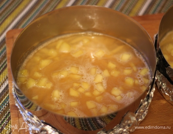 В сотейнике прогреваем яблочный сок с кусочком имбиря, накрываем крышкой и даем настояться 10 минут. После процеживаем через сито. Снова ставим сок на плиту, доводим до кипения. Постоянно помешивая сок, всыпаем пектин, заранее смешанный с сахаром. Проварить сок с пектином около минуты. Немного остудить сок и ввести набухший желатин и мелко нарезанное яблоко. Залить компоте в два кольца. Ставим в морозилку для полного застывания.