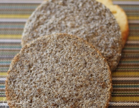 Маковый бисквит. В рецепте порция на 1 корж, нужно 2 коржа. Для бисквита взбиваем яйца с сахаром около 10 минут до густой светлой массы. Масса должна быть пышной и увеличиться. Мак перемолоть на кофемолке — буквально чуть-чуть. Всыпать в массу мак и аккуратно вымешать массу лопаткой, вымешивать снизу вверх, чтобы не села. Добавить муку и снова все хорошо и аккуратно перемешать до однородной массы. Выложить тесто в форму. Выпекать бисквит 30–40 минут. Готовность бисквита проверяем зубочисткой, она должна быть сухой. Достать форму, оставить бисквит до полного остывания, после завернуть бисквит пленкой и убрать в холодильник на 6–8 часов. 