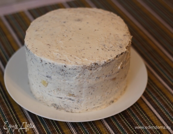 По истечении времени достать бисквиты. Срезать верхушечки, подравнять. Пропитывала коржи я яблочным соком и карамельным соусом. Крем. Все ингредиенты поместить в чашу, взбить миксером до пышной однородной массы 3–5 минут в зависимости от мощности миксера. Собираем торт. Маковый бисквит, крем, компоте, крем, карамельный бисквит, крем, компоте, крем, маковый бисквит. Обмазать кремом и убрать в холодильник на 2–3 часа.