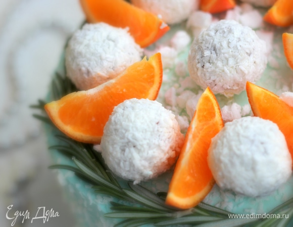 Украшаем «снежками» (помните, они у нас в морозилке), веточками розмарина и дольками мандарина.