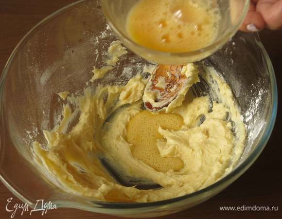 Соединяем пудру и масло. Вливаем яйцо взбитое.