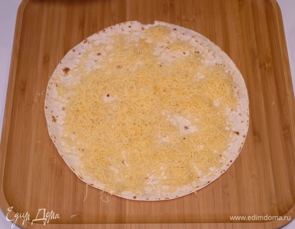 Кладу на нижнюю часть много тертого сыра.