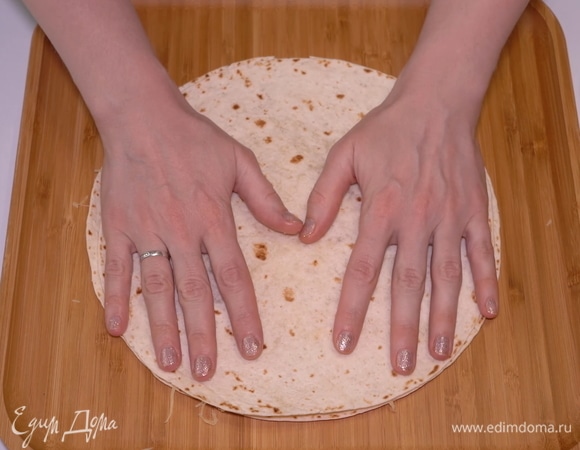 Накрываю вторым кружком лаваша.