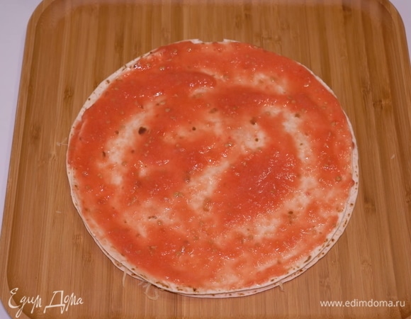 Чтобы не покупать кетчупы или консервированные томатные пасты и соусы, мы дома просто очищаем помидоры от шкурки, перебиваем погружным блендером, и получается натуральное густое томатное пюре. Смазываем лаваш этим нежным пюре из спелых помидоров.