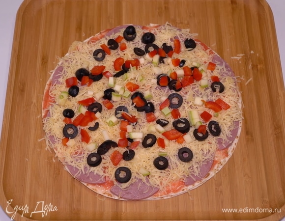 Добавляем маслины кружками. Выкладываем болгарский перец и кабачок, нарезанный кубиком.