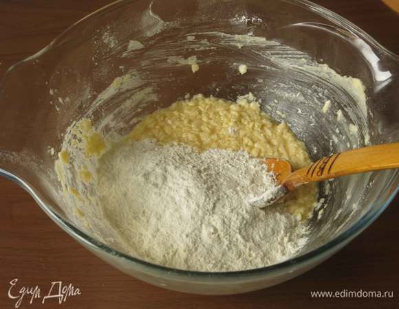 Смешиваем муку и соль. Насыпаем в масло с сахаром.