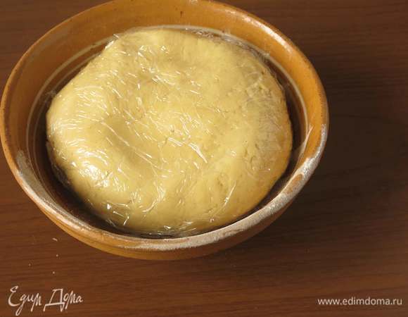 Заворачиваем в пленку и ставим в холодильник минимум на час. У меня охлаждалось 5 часов, можно ночь.