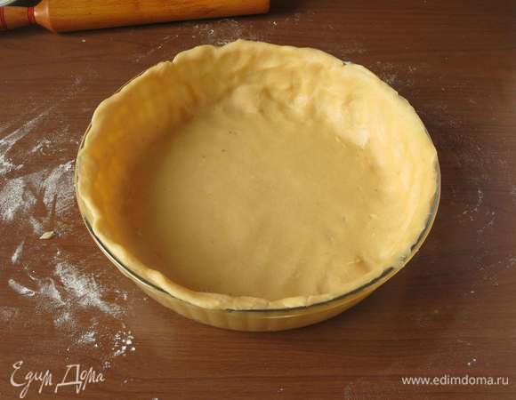 Накрываем форму. Рецепт на форму 24 см. У меня 26 см форма, теста хватило. Края теста могут свешиваться, потом подравняем. В исходном рецепте рекомендовалось оставить чуть теста на случай, если появятся трещинки.