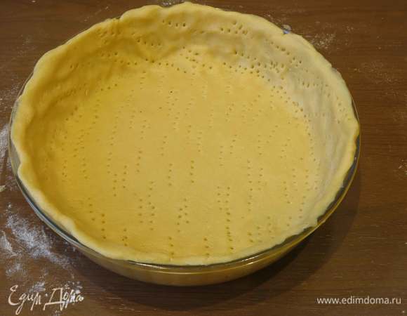 Прокалываем тесто и ставим в холодильник на 30 минут. Достаем, кладем сверху пергамент и насыпаем крупу, выпекаем при 180–200°C 15 минут.