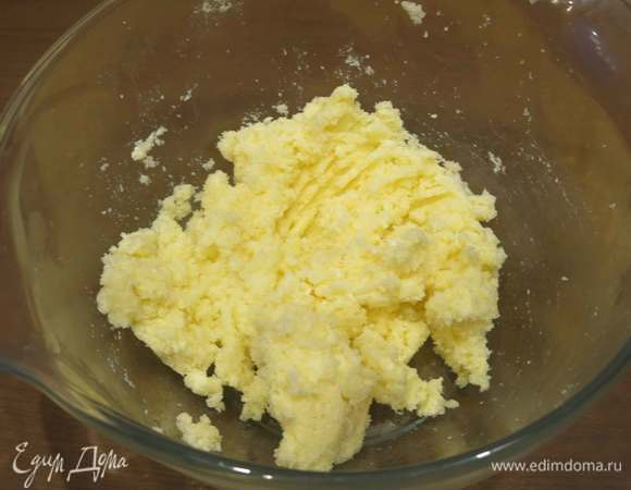 Для начинки смешиваем масло и сахар. Постепенно вводим яйца. Пропорции я дала на форму 24 см, как в исходном рецепте, а для своего тарта пересчитала количество продуктов (пригодились школьные формулы по площади круга), получилось по 175 г масла, сахара и миндаля, 35 лепестков, 30 г муки, яйца взяла крупные, не увеличивала количество.