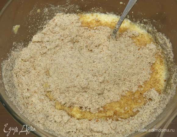 Вмешиваем миндаль и муку в начинку.