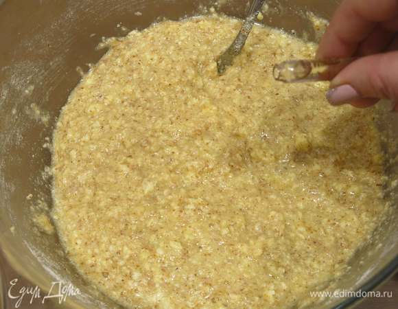 Добавляем экстракт миндаля.