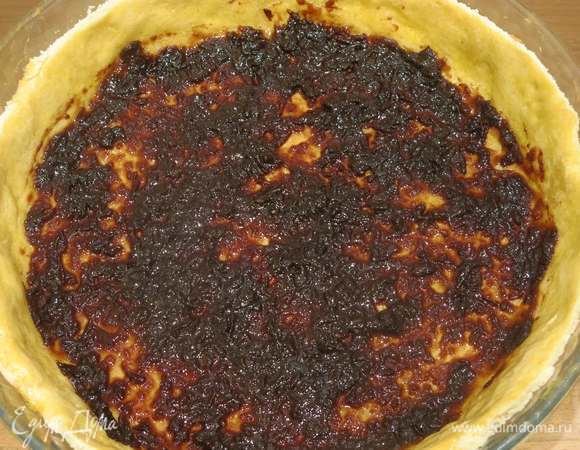 Вынимаем, равняем края острым ножом по горячему тарту. Даем остыть. Смазываем джемом. У меня джем домашний вишневый с корицей и коньяком.