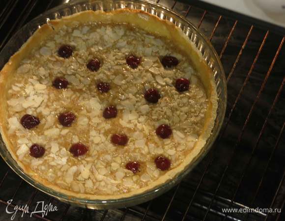 Сверху посыпаем миндальными лепестками. Я забыла сразу положить вишню, наверное, рецепт-ошибка — вызывает забывчатость у исполнителей. Ставим выпекаться на 40 минут.