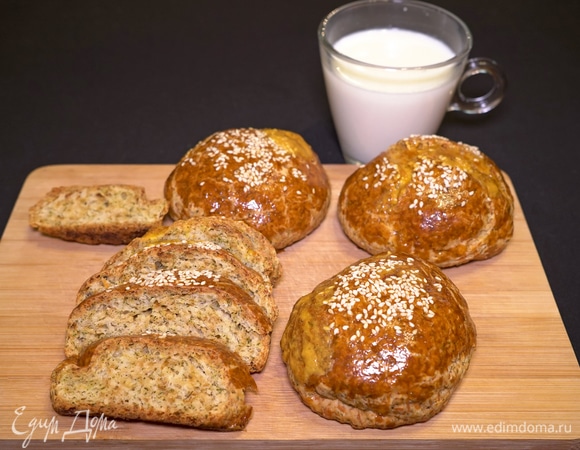 У этих булочек золотистая корочка и белый вкусный мякиш с мелкопористой структурой. Всем приятного аппетита!