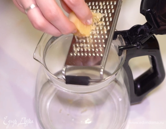 Очищаем имбирь от кожуры и натираем на мелкой терке. Я специально его не нарезаю, а именно натираю очень тщательно, чтобы сквозь эти мелкие заостренные отверстия сочился имбирный сок на пару с мякотью, который придаст напитку более насыщенный вкус.