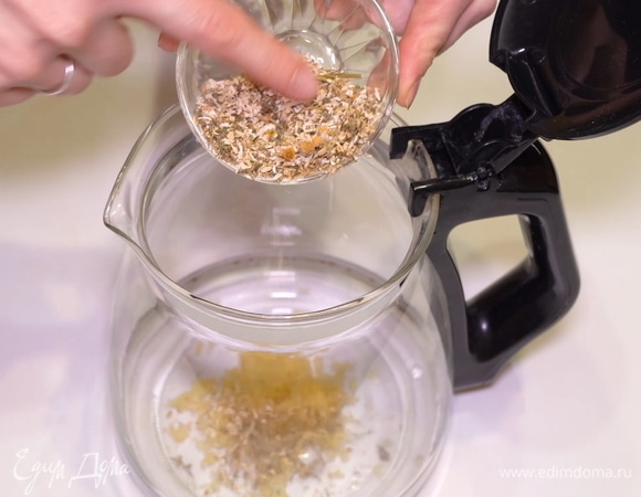 Отправляем к имбирю 2 чайные ложечки сушеной ромашки.