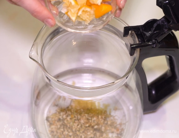 Из лимона выжимаем сок и нарезаем оставшуюся часть на небольшие кусочки. Именно эти кусочки добавляем в чайник.