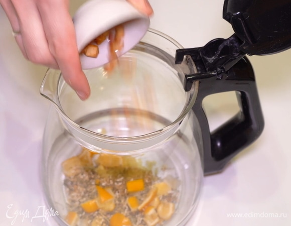 Добавляем к этой полезной смеси полезное сушеное яблочко для придания вкуса и аромата.