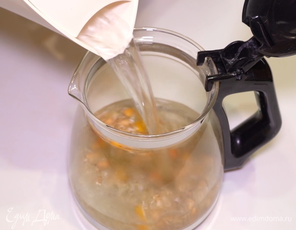 Заливаем эту ароматную смесь кипятком.