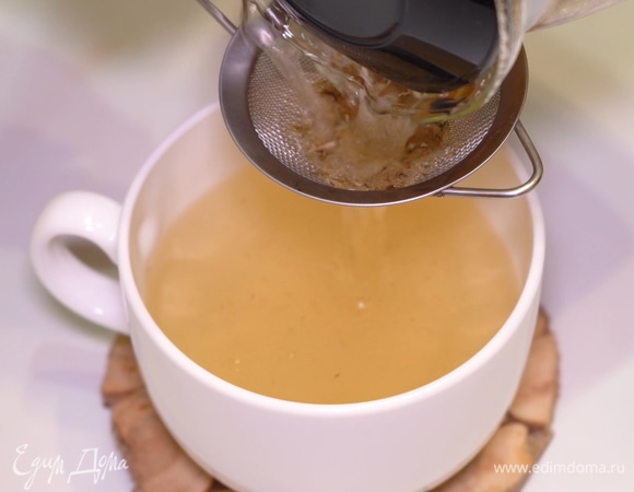 Наливаем чай через сито и наслаждаемся чудесным ароматом.