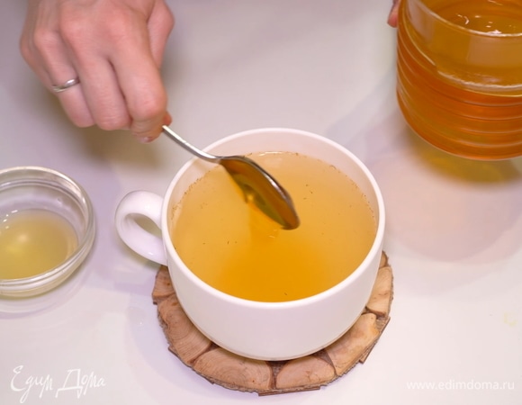 Когда чай немного остынет, можете добавить мед или сахар, если вы мед не употребляете, и лимонный сок по вкусу и по желанию. В сильно горячую жидкость мед добавлять не стоит, поскольку он утрачивает часть полезных свойств.