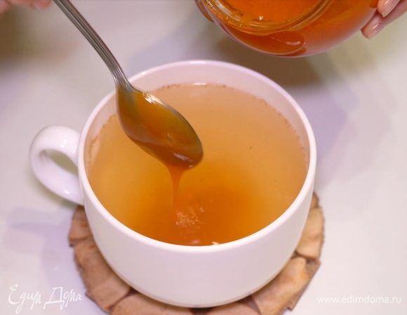 Вместо лимона можно добавить облепиху, перетертую с сахаром, — 1 или 2 чайные ложечки. Чтобы избавиться от косточек и кожуры, я пропускаю ее через сито.