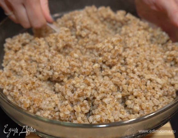 Мы готовим кутью из шлифованной очищенной пшеницы, которую покупаем в магазине. Промытую кашу заливаем водой так, чтобы уровень воды был на 1,5 см выше уровня пшеницы. Доводим до кипения, добавляем щепотку соли и варим в чугунном казане на маленьком огне до мягкости примерно 30–35 минут.