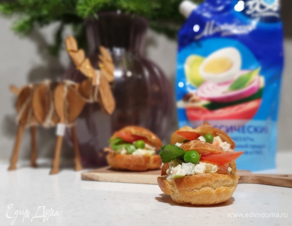 Нарезаем мелкими кубиками, смешиваем и обильно заправляем майонезом ТМ «Московский провансаль», солим, перчим по вкусу, перемешиваем. Фаршируем получившимся салатом профитроли, украшаем. Получается красивая праздничная подача классического новогоднего салата с узнаваемым, но особенным вкусом!