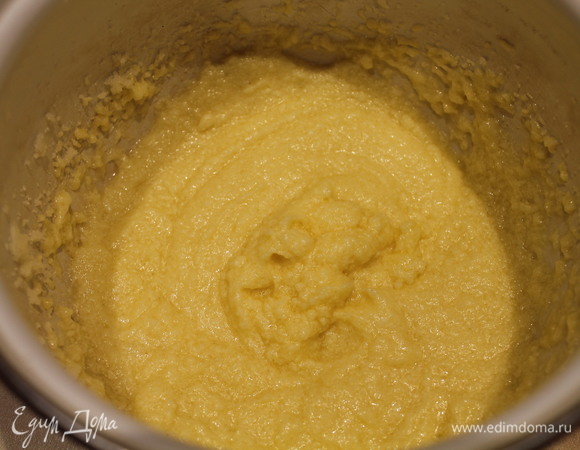 Мягкое сливочное масло взбиваем миксером с сахаром и ванилином. Затем постепенно вводим яйца. Я использовала 10 перепелиных яиц, если вы используете куриные, то тогда достаточно 2 штук. Вливаем молоко. Правильное сливочное масло является послушным благодаря своей жирности не образует воды, так как приготовлено из натуральных сливок. Отлично дружит с сахаром и прекрасно растирается силиконовой лопаткой.