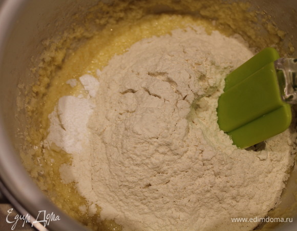В полученную смесь добавляем просеянную муку, добавляем разрыхлитель и как следует перемешиваем.