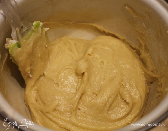 После того как тесто тщательно перемешали, оставляем его на 10 минут. В это время разогреваем духовку.