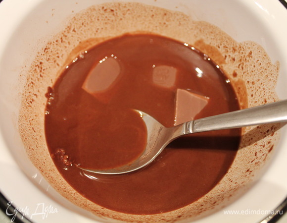 Шоколад топим на водяной бане. Если шоколад очень густой, то можно исправить ситуацию и добавить 1 ложку воды. Мне вода не понадобилась.