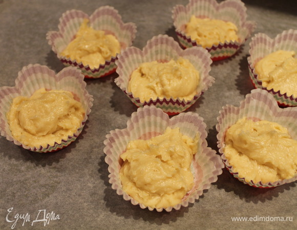 Заполняем формочки на 3/4 высоты тестом. Ставим в разогретую до 180°C духовку примерно на 15 минут.