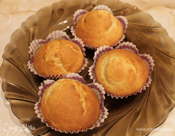 Вынимаем из духовки маффины и проверяем сухой зубочисткой. Если готово, то часть маффинов посыпаем сахарной пудрой, а другую часть поливаем шоколадом.