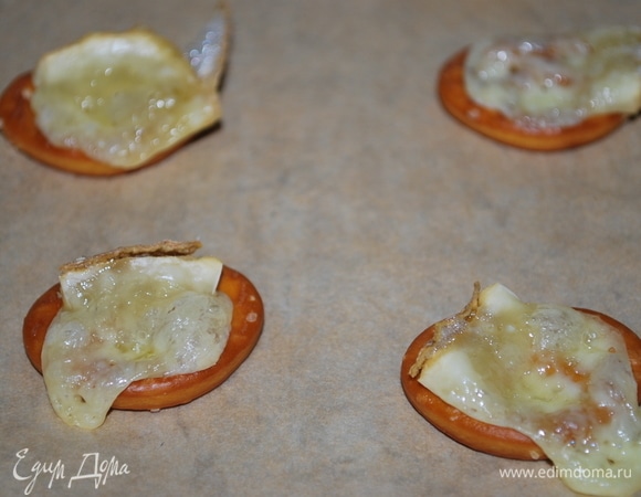 Достаньте из духовки брецели с сыром.