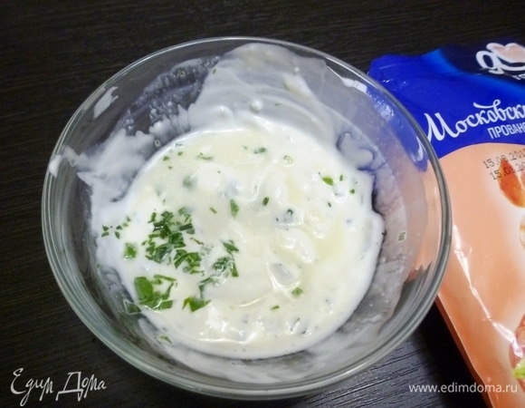 Приготовить заправку для салата. Смешать майонез ТМ «Московский провансаль» с соком лимона и мелко нарезанной зеленью тархуна.