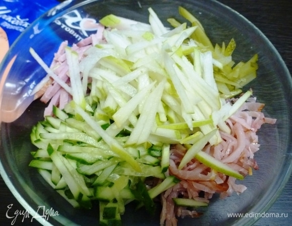 Нарезать соломкой мясные продукты. Так же нарезать свежие и соленые огурцы, грушу.