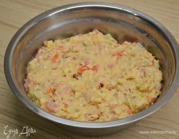 Болгарский перец, сельдерей, сыр и куриное филе нарезать мелким кубиком. Отдельно в миске смешать муку, соль, молотый черный перец, паприку и разрыхлитель. К овощам, сыру и филе добавить сметану, яйцо и растительное масло, перемешать. Добавить сухую смесь и смешать.